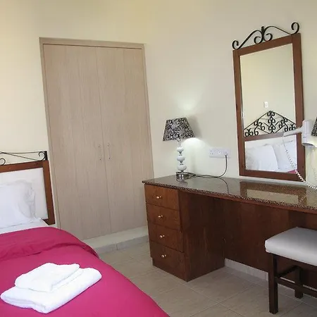 Mackenzie Hotel 2*
